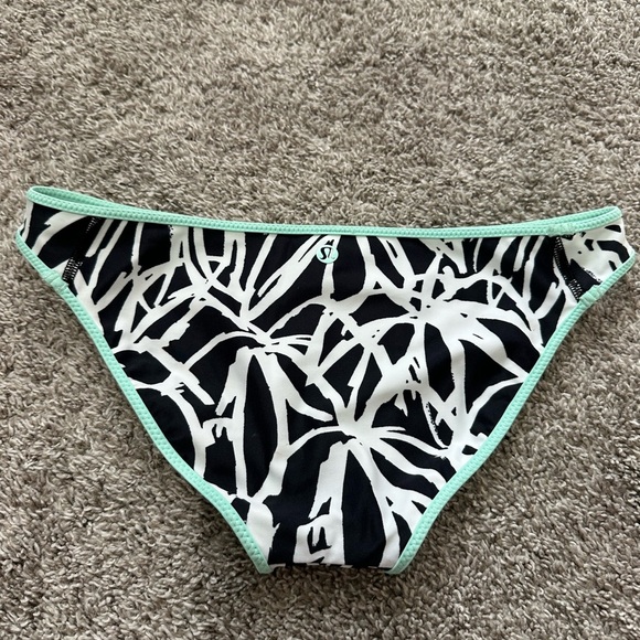 Lululemon Athletica Black and White Bikini Bottom - Picture 4 of 4
